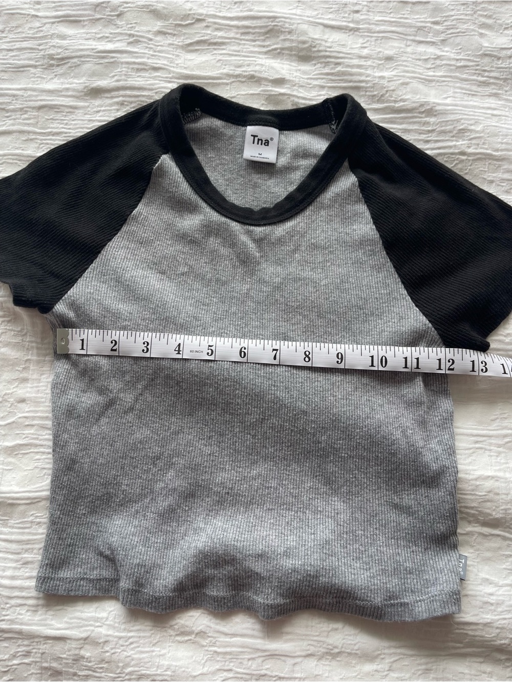 TNA Two-Tone Ribbed Cropped Baseball Raglan Tee in size M - Picture 4 of 6